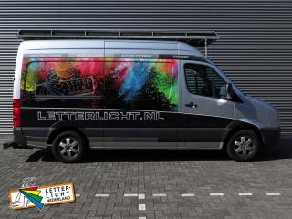 Kleurrijke autoreclame Letterlicht Nederland. VW Crafter carwrap.